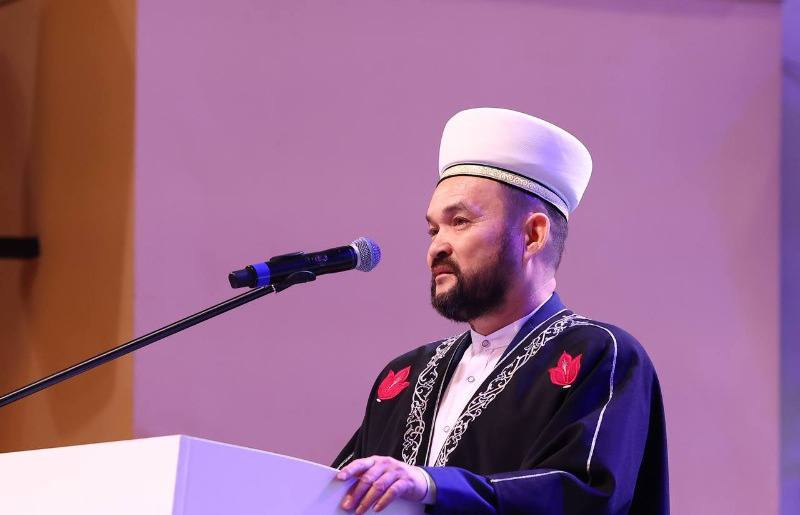 Муфтий Астраханской области поддержал мнение главы исламского духовенства России о публичном намазе Председатель ЦДУМ РФ Талгат Таджуддин выступил против демонстративного намаза в общественных местах отметив что законы страны не запрещают молитву а во многих аэропортах на вокзалах и в супермаркетах предусмотрены молельные комнаты Верховный муфтий обратил внимание верующих на необходимость уважать права своих соотечественников не причиняя им неудобств и не нарушая общественный порядок Талгат Таджуддин призвал к умеренности в религиозных обрядах и следованию принципам добрососедства Эту точку зрения поддержал муфтий нашего региона Рауф хазрат Джантасов Молитва важная часть религиозной жизни любого верующего человека независимо от его конфессиональной принадлежности Это обязанность перед Всевышним Но одна из важнейших заповедей о которой мы все должны помнить это уважение к окружающим Уважение к другим людям один из главных принципов жизни в цивилизованном обществе Верующий человек вдвойне обязан быть уважительным по отношению к своему окружению Молиться можно и нужно но так чтобы это не мешало остальным не нарушало законы и нормы общественного порядка рабочий процесс Астрахань 24 в МАХ