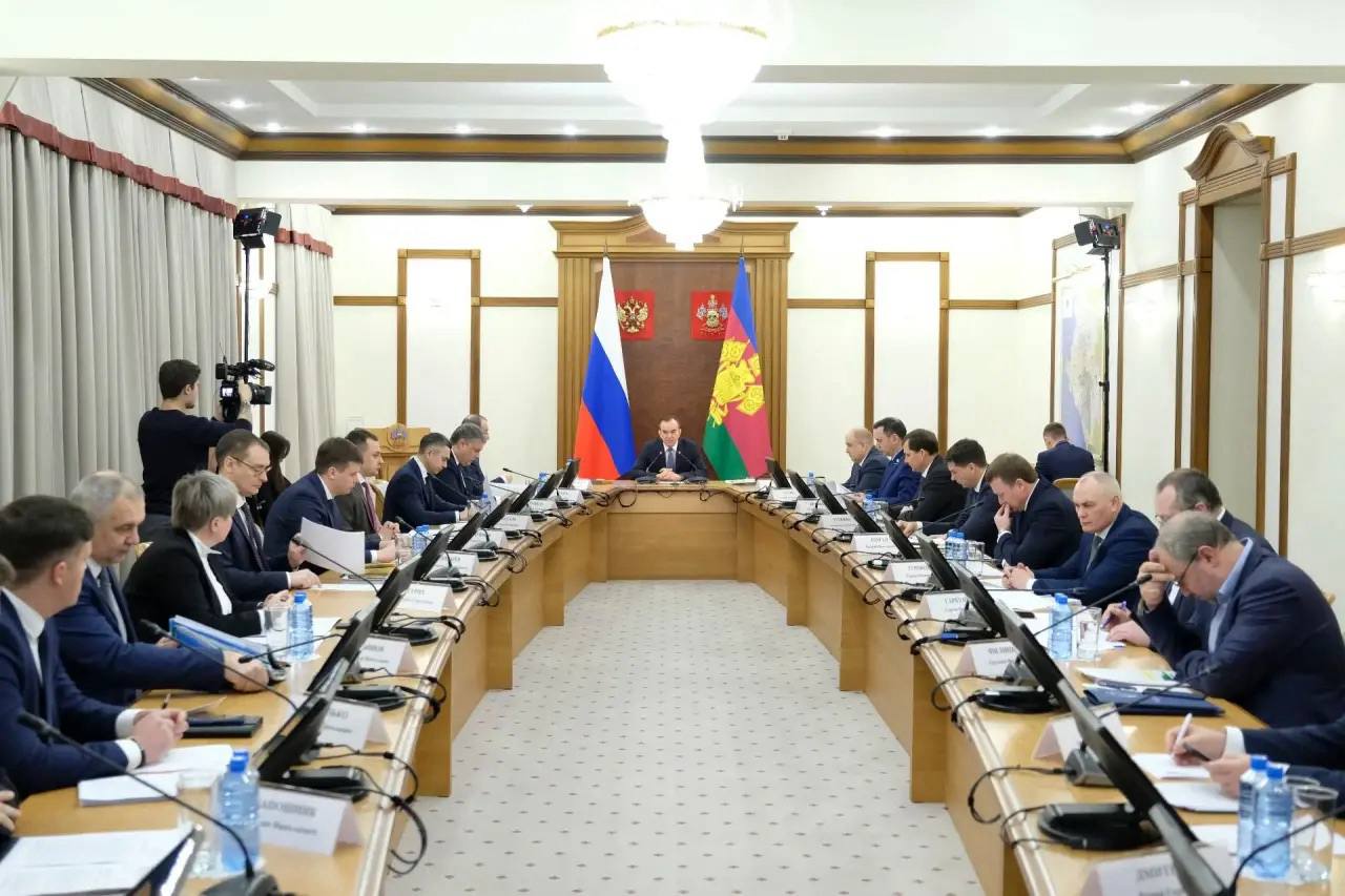 На Кубани 53 млрд рублей потратят на нацпроекты Краснодарский край в 2026 году участвует в 14 национальных проектах Власти планируют построить 2 фельдшерско акушерских пункта здание приемного покоя в Краевой больнице скорой помощи в Краснодаре отремонтировать 3 школы и 5 детских садов поликлиники благоустроить 124 парка и сквера Уложиться нужно до 1 ноября Губернатор отметил что приоритетом остается повышение рождаемости Необходимо максимально включиться в нацпроект Семья и рассмотреть новые решения для улучшения демографической ситуации в регионе Быть в курсе Мы в MAX