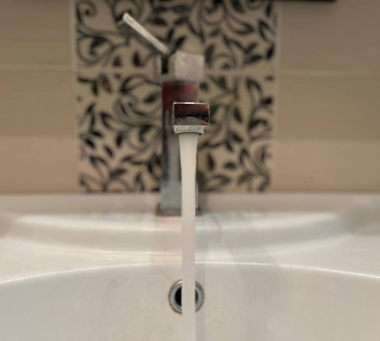 Горячей воды не будет в некоторых домах в Биробиджане В эту пятницу 19 декабря в связи с проведением ремонтных работ на вводе в МКД будет отключено горячее водоснабжение по адресам ул Набережная 10 14 14а 16 19 1 21 24 24а 26 28 детский сад 21 30 32 34 36 ул Бумагина 19 Ограничение продлится с 10 00 до окончания работ Подпишись в MAX Прислать новость