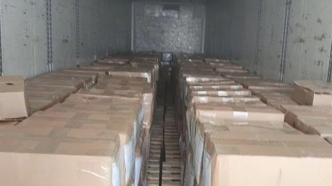 Более 8 тонн импортных замороженных пельменей задержали на границе в Оренбуржье Сотрудники управления Россельхознадзора по Оренбургской области во взаимодействии с контролирующими органами на российско казахстанском участке государственной границы в районе МАПП Сагарчин пресекли попытку незаконного ввоза замороженных полуфабрикатов из Киргизии С нарушением требований ветеринарного законодательства пытались провезти 8 6 тонн пельменей На часть продукции отсутствовали сопроводительные документы перечень лабораторных испытаний оказался неполным не был указан период по благополучию местности по остроинфекционным заболеваниям Все это не позволяет подтвердить качество полуфабрикатов и их безопасность Грузоперевозчика привлекли к административной ответственности Задержанный груз вернули по месту отправления жмите если лепите дома пельмени сами ВЕСТИ ОРЕНБУРЖЬЯ в telegram в MAX