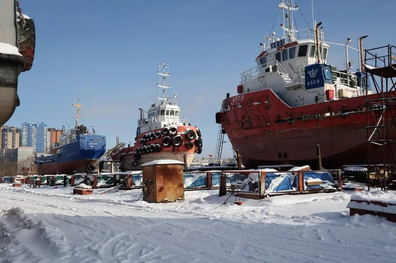 Ремонтно эксплуатационную базу флота в Хабаровске перенесут из акватории затона в Артиллерийской протоке на территорию Хабаровского судостроительного завода ХСЗ Хабаровская РЭБ флота является единственным специализированным судоремонтным предприятием на Амуре способным поднимать на берег суда массой более 1 5 тыс т и длиной до 130 м Решение о переносе РЭБ принято на фоне трансформации Хабаровского судостроительного завода В январе 2026 года предприятие перешло в собственность региона его учредителем стал краевой Центр содействия и поддержки промышленности РБК Восток в Telegram и MAX