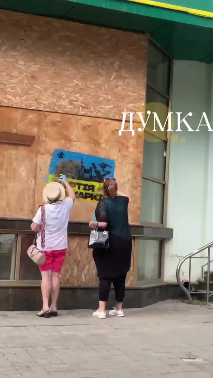 Жители Харькова закрашивают граффити, вызывая общественное обсуждение