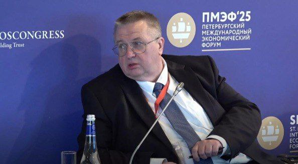 Вице-премьер России Оверчук рассказал о снижении товарооборота с Арменией По словам Алексея Оверчука, вице-премьера России, к концу 2025 года страны потеряют около $6 миллиардов. "Тенденция продолжается, в этом году уже потеряли $3 млрд. Очевидно, что потеряем еще около $6 млрд к концу года", — отметил Оверчук на Петербургском международном экономическом форуме ПМЭФ . Причины – сближение Армении с ЕС, что лишает российский бизнес перспектив в Армении, а также барьеры, препятствия и проблемы с взаиморасчетами. Вместе с тем Оверчук подчеркнул важность совершенствования регуляторной среды и расширения пунктов пропуска, в том числе на "Верхнем Ларсе", где в последние дни снова наблюдаются большие пробки. В то же время участие Армении в ЕАЭС продолжает обеспечивать стране экономический рост: с момента вступления в союз ВВП Армении на душу населения увеличился с $3,8 тыс. до $8,5 тыс. Напомним, что в 2024 году товарооборот между Россией и Арменией вырос на 1,6 раза и превысил $12 миллиардов.
