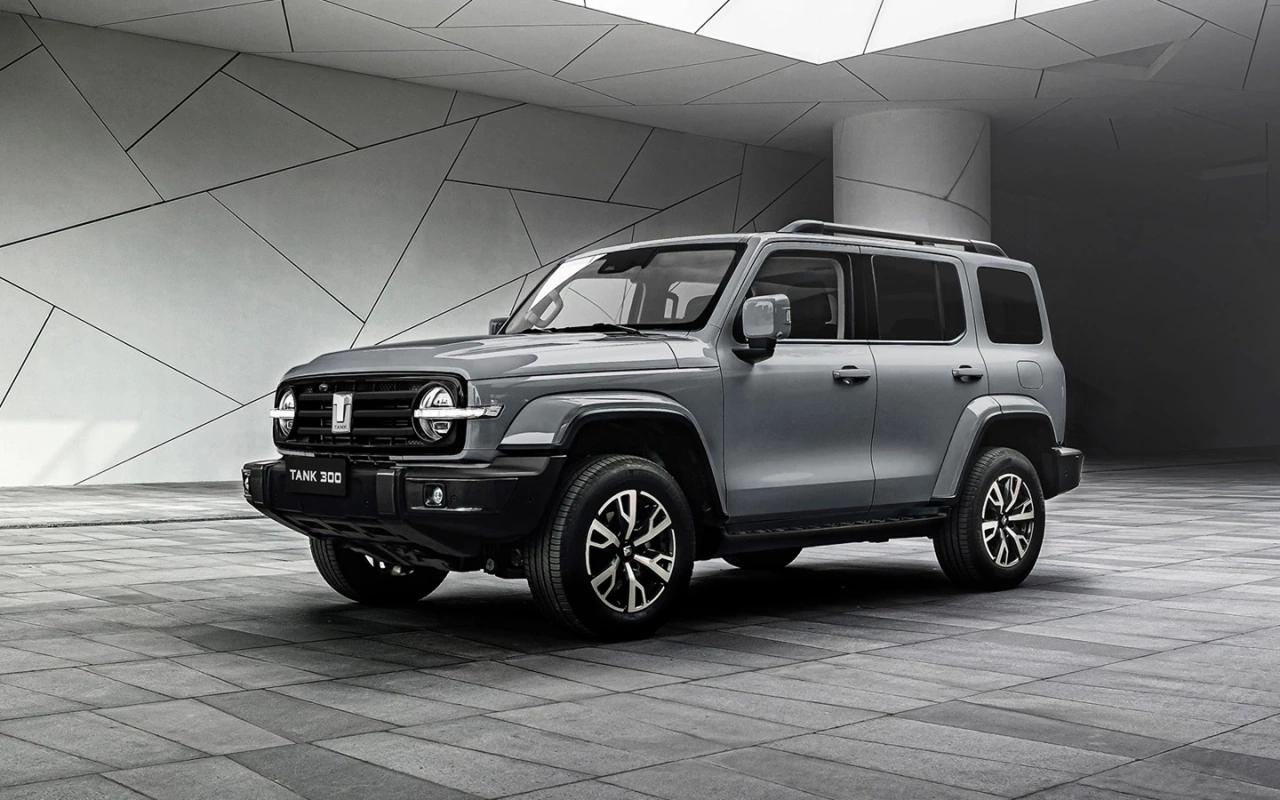 Внедорожник Tank 300 получит ряд доработок для России Изменения в автомобиле коснулись как дизайна так и функционала 1  В комплектации с полным приводом Part Time Premium и Adventure и интеллектуальным полным приводом Torque on Demand City Premium City Adventure теперь отличаются визуально У последних дверные ручки корпуса боковых зеркал заднего вида и расширители колесных арок окрашены в цвет кузова 2  В качестве альтернативы черному интерьеру можно будет выбрать красно черную отделку салона доступную для всех комплектаций В версиях Premium и City Premium потолок и стойки кузова изнутри будут выполнены в темно сером цвете 4  В обновленной модели также появились новая приборная панель показания на которой будут отображаться на традиционных циферблатах двойное остекление новый руль а также беспроводные зарядки во всех комплектациях При этом Tank 300 сохранит двигатель под капотом останется двухлитровый мотор мощностью 220 л с работающий в паре с восьмиступенчатым автоматом Более подробная информация о характеристиках и стоимости автомобиля будет представлена ближе к старту продаж Сроки пока не объявлены