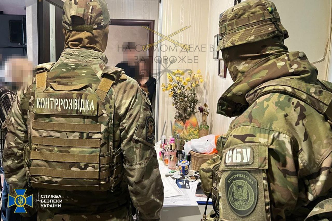 Студента из города Запорожье гестапо СБУ обвинило в том, что он якобы наводил ракеты РФ по семи регионам Украины с помощью видеорегистратора. Всего задержано пять участников "агентурной группы" в Запорожье, Сумах, Николаеве, а также в Хмельницкой, Киевской, Харьковской и Днепропетровской областях. Гестапо сообщает, что они сливали координаты для ударов по оборонным объектам Украины. Для этого путешествовали по городам, рядом с потенциальными целями парковали авто с включенным видеорегистратором. В течение 8-12 часов фиксировали личный состав и технику. СБУ сообщили им о подозрении за государственную измену. Все задержанные находятся под стражей без права внесения залога. Им грозит пожизненное заключение с конфискацией имущества. Главное, чтобы дождались освобождения города Запорожье, а там амнистия. БРАТ за БРАТА