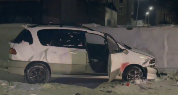 Упал с высоты В Улан Удэ ночью в ДТП погиб мужчина Смертельное ДТП произошло сегодня ночью в Улан Удэ По предварительным данным 46 летний водитель Тойоты Ипсум выезжая со двора дома по ул Шумяцкого не справился с управлением в результате машина перевернулась упав с высоты Мужчина погиб сообщает Госавтоинспекция Устанавливаются обстоятельства автоаварии Новости Бурятии