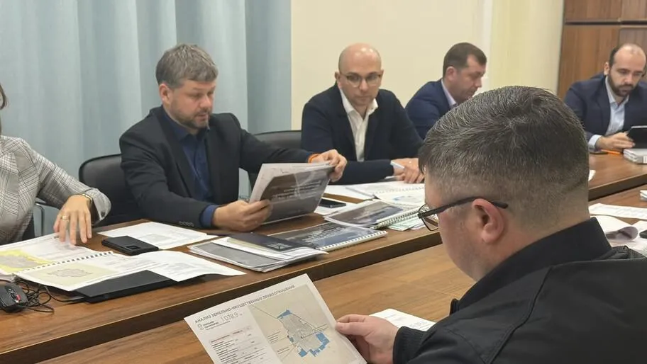 В Новотроицком будут развивать перерабатывающую промышленность Единый институт пространственного планирования РФ ЕИПП в рамках разработки генерального плана поселка городского типа Новотроицкое предусмотрел развитие перерабатывающей промышленности в том числе сохранение и восстановление уже действующих предприятий Об этом ХАН сообщила директор института Дина Саттарова по итогам совещания с властями Новотроицкого округа Обсуждали развитие перерабатывающей промышленности в том числе это связано с сохранением и восстановлением уже существующих здесь производств комбикормового комбината элеватора маслоперерабатывающего и асфальтобетонного заводов перечислила она Глава ЕИПП РФ добавила что в центре Новотроицкого планируют организовать площадки под развитие многоэтажного строительства а на узлах транспортно логистического каркаса построить торговые центры Генеральный план Новотроицкого разрабатывается на горизонт планирования 20 лет Обсуждали прогнозную численность населения Мы должны выйти на обеспеченность жильем в расчете 38 кв метров на человека это показатель который определен указом президента на 2036 год Обсуждали важный вопрос социально экономического развития В приоритете создание мест приложения труда Только за счет мест приложения труда мы сможем обеспечить и приток населения и удержание населения на территории опорного населенного пункта сказала Саттарова