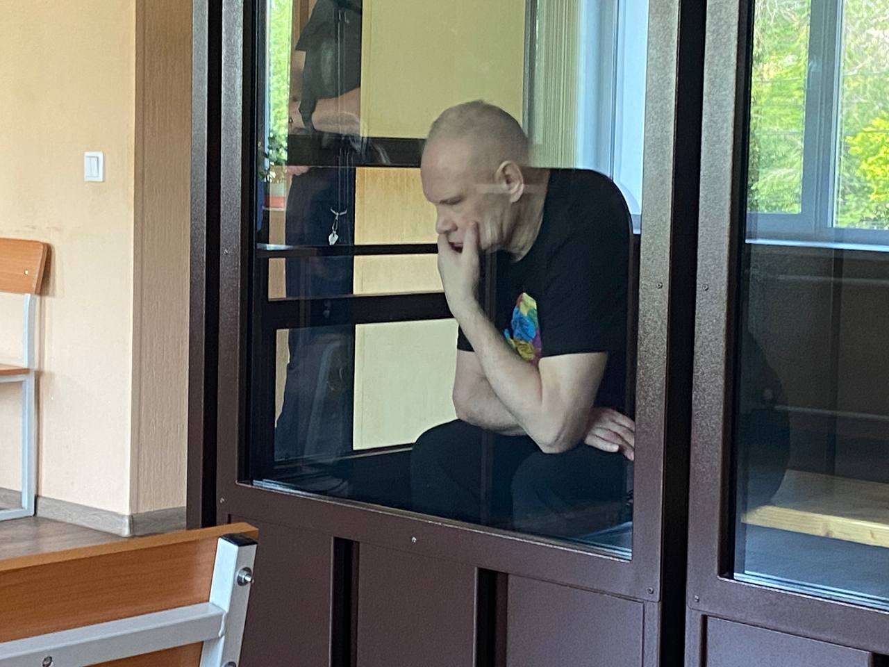 Арестованный замглавы челябинского миндортранса Харченко покинул свой пост. Об этом на судебном заседании по продлению меры пресечения сообщил его адвокат, ходатайствуя о переводе чиновника под домашний арест и доказывая невозможность влиять на свидетелей. Станислава Харченко арестовали в декабре 2024 года по обвинению в злоупотреблении должностными полномочиями, затем в деле появился эпизод с получением взятки. Сразу после Нового года ФСБ провела массовые задержания, связанные с министерством. Среди задержанных министр Алексей Нечаев, один из сотрудников ведомства и несколько топ-менеджеров дорожно-строительных компаний. Их обвиняют в миллиардные растратах бюджетных средств и злоупотреблении полномочиями. Главный политический канал Урала
