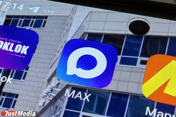 Пользователи MAX получили доступ из личного кабинета мессенджера к электронной версии паспорта водительских прав СНИЛС полиса ОМС и ИНН Как сообщили в пресс службе VK Company функция недоступна пока пользователь не даст согласие на обработку данных с помощью Госуслуг Для получения быстрого доступа к документам необходимо обновить приложение МАХ и Госуслуги затем перейти в раздел Цифровой ID После выбрать документ и дать разрешение на обработку данных в Госуслугах для первого использования уточнили в пресс службе При помощи данной функции можно подтверждать свои социальные статусы и возраст например при покупке алкоголя на кассах самообслуживания Для этого в MAX есть соответствующие QR коды В будущем разработчики мессенджера планируют внедрить данные из документов о транспортных средствах пользователя и его детях justmediaru