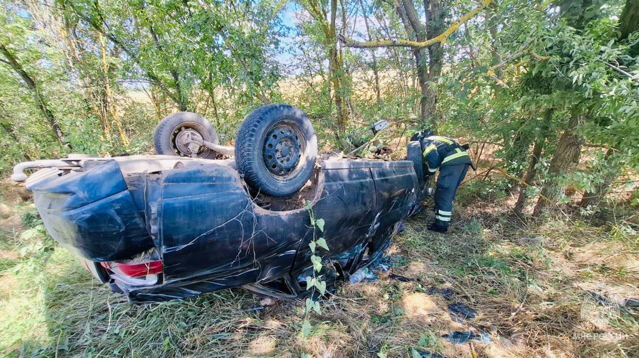  В Городовиковском районе «десятка» перевернулась на крышу Сегодня в 13:45 поступило сообщение о дорожно-транспортном происшествии между поселком Цорос и Яшалтой. По прибытии, пожарными МЧС России наблюдалось опрокидывание легкового автомобиля в кювет. Огнеборцы пожарно-спасательной части №3 произвели отключение аккумуляторной батареи на транспортном средстве. Пострадавший направлен в медицинское учреждение. МЧС России напоминает: будь внимателен за рулем; соблюдай безопасность движения на дорогах. Безопасность начинается с тебя! МЧС России МЧС Республики Калмыкия