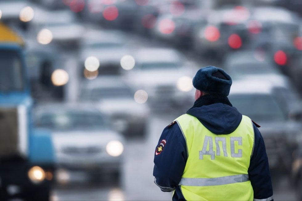 Попавший в ДТП водитель не имеет права распивать алкогольные напитки, даже если он является единственным участником аварии и владелец поврежденной машины не имеет к нему претензий. Это следует из разъяснений Верховного суда в деле № 75-АД24-4-КЗ, передает РАПСИ.  Поводом для такого разъяснения стала жалоба водителя из Карелии, который слетел с машиной в кювет и был оштрафован на 30 тысяч рублей с лишением водительских прав на полтора года.  Фото: Алексей Мальгавко / РИА Новости