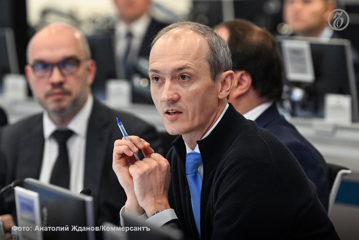 Госрегулирование искусственного интеллекта ИИ стало темой профильного совещания у вице премьера Дмитрия Григоренко 17 декабря Участие принимали профильные министерства силовой блок администрация президента и представители бизнеса Интерес правительства выработать подход при котором нормативные ограничения противозаконных и недобросовестных применений ИИ не станут тормозом для самой технологии и не обесценят усилия Белого дома по ее встраиванию в экономическую реальность К середине марта должен быть готов доклад на базе которого и будут приниматься решения Несогласованность мер по госрегулированию ИИ может оказаться хуже бездействия сказал Дмитрий Григоренко Ъузнал