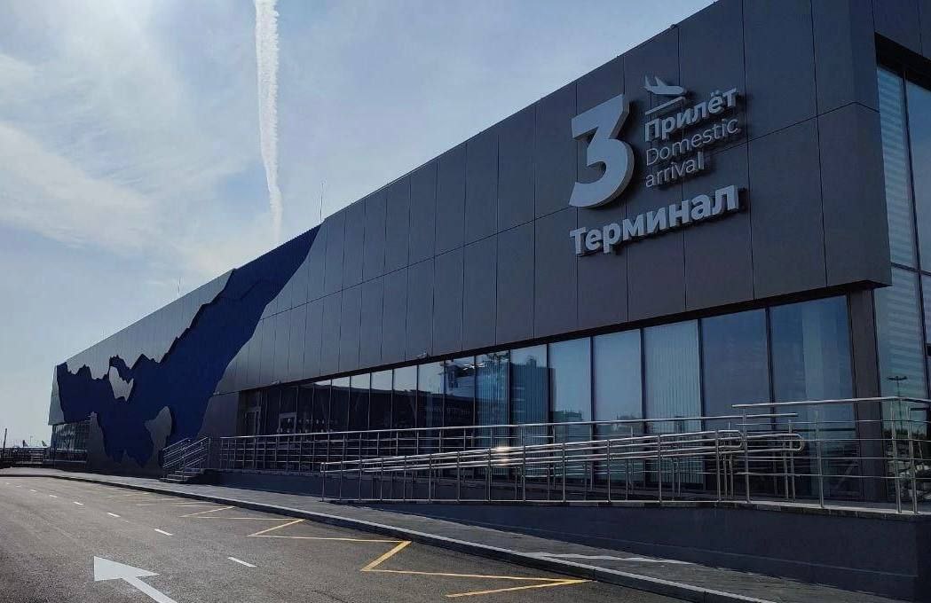 Закроют ли новый терминал аэропорта Иркутска На сайте Верховного суда России размещена информация о рассмотрении кассационной жалобы Восточно Сибирской транспортной прокуратуры по делу о вводе в эксплуатацию нового терминала прилёта аэропорта Иркутска Суд признал его объектом с особым статусом Новый терминал модульное здание сборно разборного типа построенное компанией БайкалСтройКомплекс в 2024 году Стоимость проекта составила 585 миллионов рублей Транспортная прокуратура настаивала что объект имеет признаки капитального строительства и был возведён без разрешения экспертизы и уведомления стройнадзора Ведомство добивалось запрета на ввод терминала однако Арбитражный суд Восточно Сибирского округа отменил этот запрет и 11 июня 2025 года терминал принял первых пассажиров Верховный суд постановил что федеральный строительный надзор обязателен для всех объектов с особым статусом в том числе аэровокзалов пропускной способностью более 100 пассажиров в час независимо от того считаются ли они капитальными