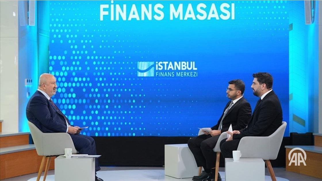 Банки с партнерскими финансами несмотря на все трудности в 2025 году увеличили свои активы на 45 а их доля на рынке приблизилась к 4 триллионам лир Об этом заявил председатель Совета директоров турецкой банковской ассоциации партнерских финансов TKBB и генеральный директор Vakıf Katılım Мехмет Али Акбен в ходе встречи подготовленной агентством Анадолу при содействии Стамбульского финансового центра Оценивая перспективы банковского сектора на 2025 год Акбен заявил что в этом году на глобальном уровне наблюдалось смягчение денежно кредитной политики что в свою очередь отразилось и на Турции тогда как в процессе дезинфляции сохранялась определенная жесткость Подробнее на нашем сайте v aa com tr 3754670 24 7 в сутки с Агентством Анадолу