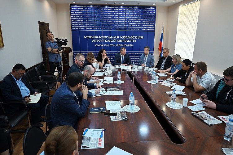 Встреча с партиями Сегодня избирком Иркутской области организовал семинар с политическими партиями по вопросам проведения выборов в единый день голосования 14 сентября 2025 года. Спикерами на мероприятии выступили представители облизбиркома и Управления Минюста РФ по Иркутской области. Председатель Избирательной комиссии Иркутской области Илья Дмитриев, приветствуя участников, напомнил, что региональный парламент уже назначил выборы губернатора. Муниципальные выборы также будут назначаться в июне. Представители минюста рассказали о законах, регулирующих деятельность региональных отделений политических партий. Также прозвучали доклады о новеллах в выборном законодательстве, об основных сроках избирательных действий, о требованиях к документам кандидатов на выдвижение и регистрацию, о финансировании избирательных кампаний и подготовке отчетов.