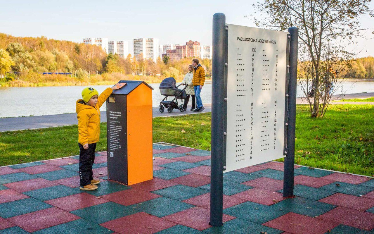 Два крупных проекта в сфере благоустройства реализовали в Зеленограде, сообщил Сергей Собянин.  Первый проект располагается на территории возле пруда «Быково болото» в районе Матушкино. Там появились новые зоны отдыха, а дорожки заменили деревянным настилом с поручнями. Обновленное детское игровое пространство теперь включает качели и современный игровой комплекс-замок.  Благоустроенная территория возле Школьного озера в Силино стала вторым проектом создания качественного общественного пространства у водоема. Проект включал ремонт моста через плотину, увеличение количества прогулочных дорожек, оборудование пляжа с лежаками, раздевалками, кафе и медицинскими помещениями. Детская зона получила яркие игровые комплексы, имитирующие сказочные дворцы и космические корабли, а также горки, качели и песочницы.