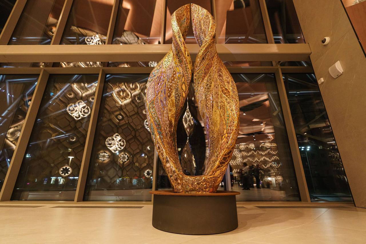 В новом театре Камала установили скульптуру птицы Самрух Это работа итальянского художника Марко Бравуры его шедевры украшают города Италии и Ближнего Востока музеи и частные коллекции Птица Самрух тюркский символ создания нового мира kazan