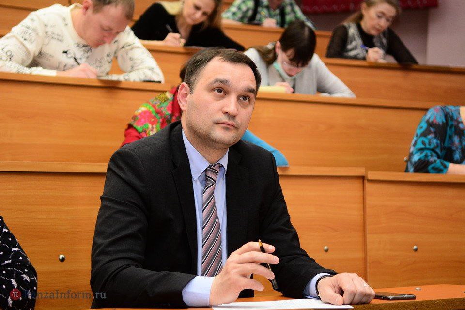 Экс-министра образования Пензенской области Алексея Комарова задержали в Москве сотрудники ФСБ. Сейчас его везут в Пензу. Как сообщает Mash, Комарова подозревают в превышении должностных полномочий - лоббировании интересов бизнеса за откаты. Речь идет о 16 млн рублей.