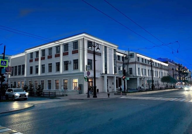 Фасад омского авиаколледжа украсит архитектурная подсветка Историческое здание на Ленина 24 готовится к преображению Как следует из данных портала госзакупок на его фасаде планируется создать архитектурно художественную подсветку На реализацию этого проекта учреждение готово потратить 4 1 млн рублей Согласно техническому заданию подрядчик смонтирует на здании современное светодиодное освещение Основные светильники разместят под крышей трехэтажного строения а между окнами второго этажа установят дополнительные лампы Они будут создавать эффектные световые столбы устремленные вверх Компании желающие взяться за работу могут подать заявки до 17 ноября Сам контракт должен быть полностью исполнен до конца 2025 года все работы планируется завершить к 25 декабря Фото с портала госзакупок Написать в редакцию можно здесь gorod55ru