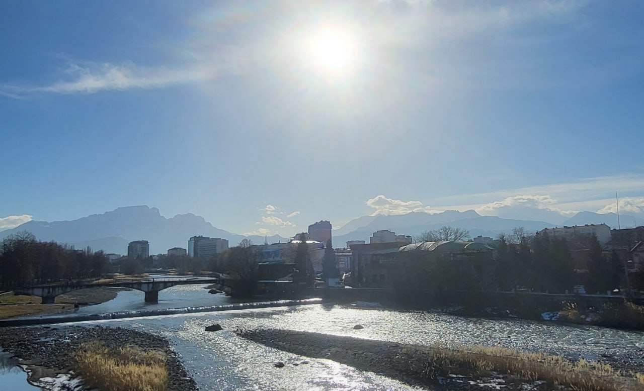 Погожий январь во Владикавказе уже принес рекорд  Снег выпавший в столице Северной Осетии в первые два дня нового года сменился согревающим ласковым солнцем И сейчас первый месяц зимы во Владикавказе идет по весеннему графику  При среднемесячной норме 1 7 фактическая температура по данным наблюдений составляет 0 0  Самая низкая температура воздуха 11 8 была ночью 3 января А самая высокая днем 5 января 17 8 Тем самым более чем на 2 превышено прежнее достижение 1984 г Вообще же самый теплый январский день за полуторавековую историю измерений температур пришелся на 13 января 2021 г 21 1 А 30 января 1915 г во Владикавказе было 18 5  Самые холодные дни 14 января 1950 г 27 2 и 24 января 1969 г 26 1