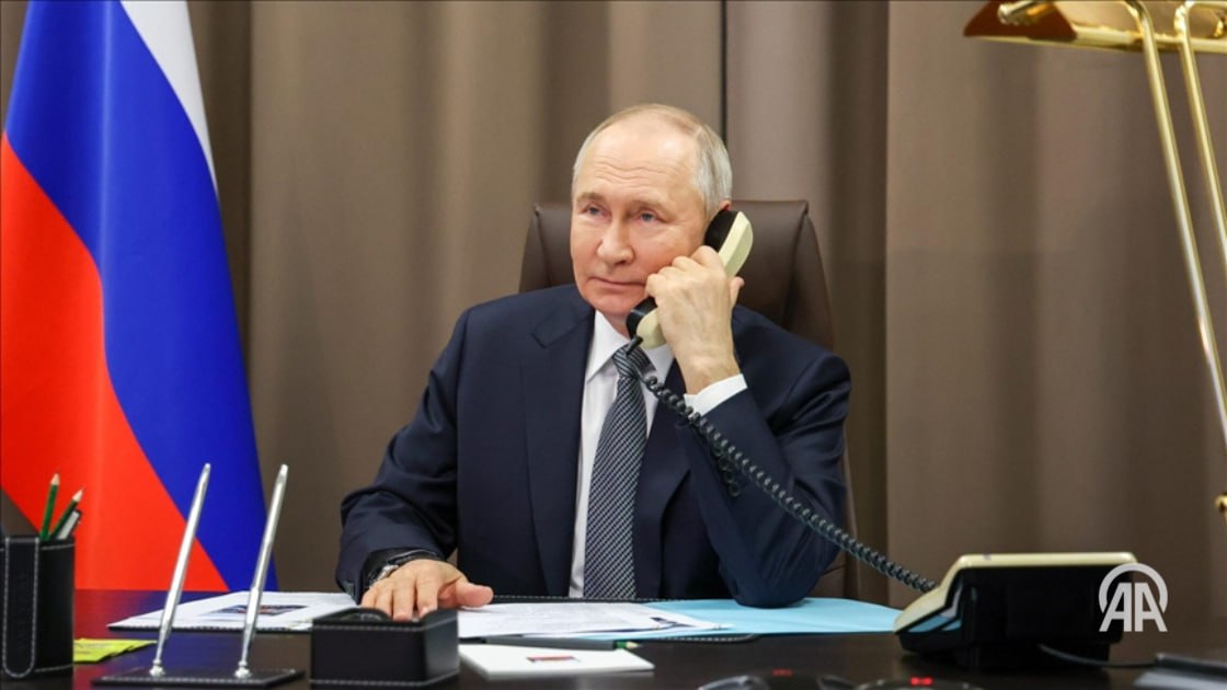 Во вторник 11 ноября состоялся телефонный разговор Владимира Путина с Президентом Республики Узбекистан Шавкатом Мирзиёевым Об этом говорится в сообщении размещенной на сайте главы российского государства Согласно этой информации лидеры обсудили вопросы дальнейшего развития российско узбекистанских отношений стратегического партнёрства и союзничества по целому ряду направлений Подробнее на нашем сайте v aa com tr 3741128 24 7 в сутки с Агентством Анадолу