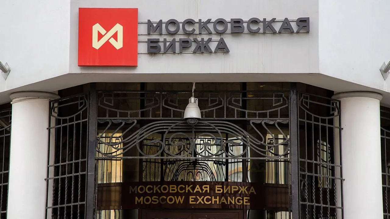 Московская биржа начнёт торги фьючерсами на бензин и дизель Но со следующего вторника В качестве базы для фьючерса будут использоваться цены в биржевой секции Нефтепродукты с учетом вторичного рынка в реальном времени Всего будет доступно три нефтепродукта бензины Аи 92 и Аи 95 плюс летнее дизельное топливо Ранее о том что Петербургская и Московская биржа запустят совместный проект сообщалось в середине марта В феврале прошлого года Петербургская биржа запустила торги двумя расчетными фьючерсами на бензин частным инвесторам стали доступны сделки с контрактами базовыми активами для которых являются Аи 92 и Аи 95 Нефтебаза в Telegram в MAX