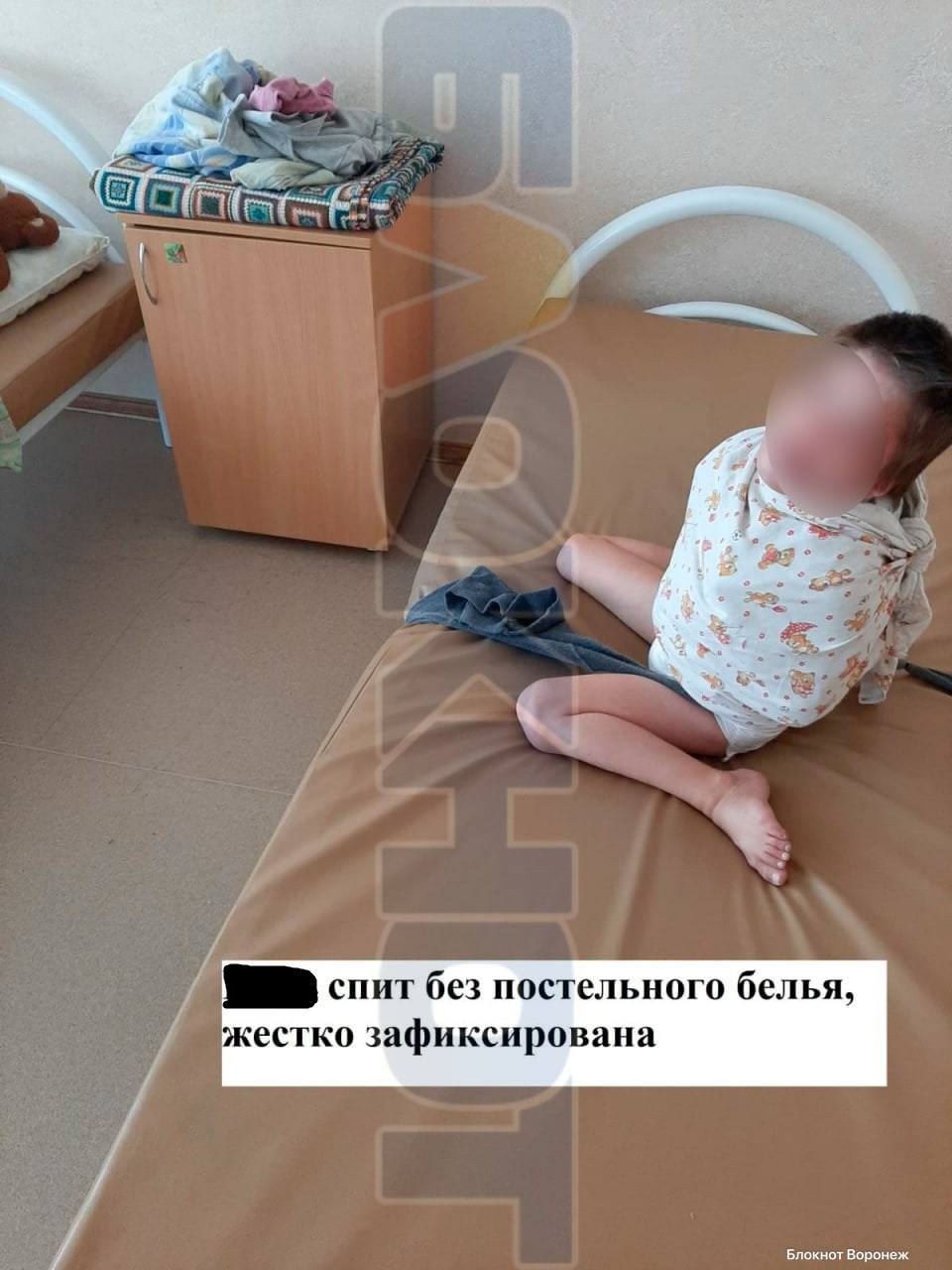 ‼ Директор интерната, в котором погиб воспитанник, избежал тюрьмы  В 2022 году Бутурлиновский детдом попал в большой скандал. Сначала в сети появились фотографии, на которых умственно отсталые дети содержались в жестоких условиях.  Затем случилась большая беда: 16-летний парень выпал из окна своей комнаты и скончался.  Экс-директора Николая Скользнева признали виновным по статье «Халатность, повлекшая по неосторожности смерть человека». Его приговорили к двум годам условного срока с лишением права работать в социальной сфере госучреждений на 2 года.  Справедливое наказание?  Источник: Блокнот  Инцидент Воронеж  Хотите чем-то поделиться? Присылайте фото и видео в наш бот-предложку. Лучшее опубликуем!