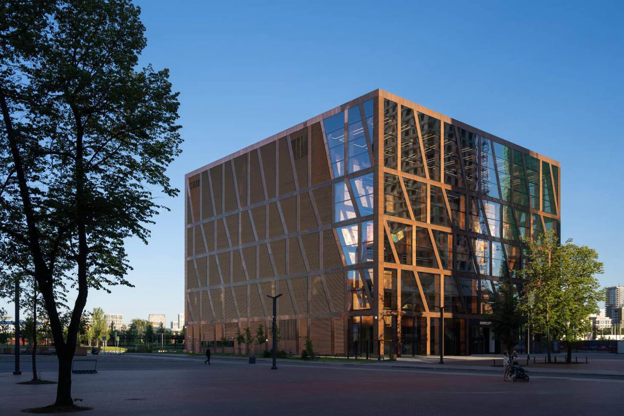 Месяц назад мы писали о здании музея Коллекция который готовится к открытию 2 декабря в Москве Сегодня на сайте институции открылась продажа билетов на выставки и мероприятия zilartmuseum ru Откроются две выставки Шаг с пьедестала о скульптуре второй половины ХХ века в пространстве с живописью и графикой шестидесятников Искусство Африки боги предки жизнь это показ больше тысячи предметов из собственного собрания музея Кроме того будет две инсталляции DIES ILLA Гриши Брускина и Приют невинных Александра Бродского с камерным баром на террасе музея обращенной к Тюфелевой роще