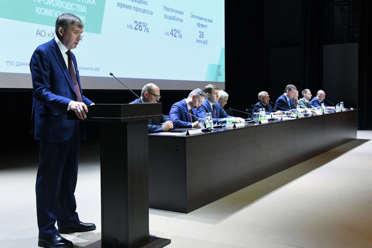 Мидхат Шагиахметов ключевым направлением повышения устойчивости отраслей является рост инвестиционной эффективности  Об этом сообщил Вице премьер министр экономики Республики Татарстан Мидхат Шагиахметов на итоговой коллегии ведомства Дальнейший качественный рост инвестиции требует от всех уровней власти республики и ресурсоснабжающих организации продолжить системную работу по улучшению инвестиционного климата отметил министр  Он также рассказал о барьерах в ускорении инвестиционного цикла для устранения которых в Республике Татарстан выстроена системная работа Это стоимость сроки и количество процедур подключения к инженерной инфраструктуре получения земельных участков и доступность трудовых ресурсов Министерством экономики Республики Татарстан совместно с профильными ведомствами ресурсоснабжающими организациями при участии Госкорпорации Росатом проводится постоянная оценка резервов включая анализ выполнения дорожных карт и клиентского пути инвестора по наиболее востребованным услугам  Благодаря реализации проекта Сквознои поток удалось сократить клиентскии путь инвестора на 16 Значительныи вклад в ускорение инвестиционно строительного цикла вносит сокращение сроков технологического присоединения к сетям инженерной инфраструктуры Одним из ключевых инструментов для оптимизации сроков стало создание Единого кабинета согласований сообщил Мидхат Шагиахметов  При этом он отметил что не все ответственные лица подключились и используют возможности цифрового инструмента и рекомендовал ответственным структурам взять этот вопрос на личный контроль и обеспечить работу пользователей Подробнее на сайте Минэкономики РТ Фото сайт Раиса Республики Татарстан МинэкономикиРТ Татарстан МЭРТ merttatarstan Шагиахметов МидхатШагиахметов Коллегия