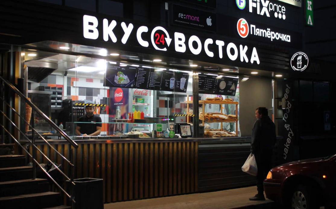 Массовое отравление шаурмой в Подмосковье. В подмосковном Егорьевске более 10 человек отравились шаурмой в местной лавке «Вкус Востока», среди пострадавших есть дети. Пострадавшим оказывается медицинская помощь. Сейчас заведение опечатано, возбуждено уголовное дело за производство, хранение и сбыт продукции, не отвечающей требованиям безопасности.