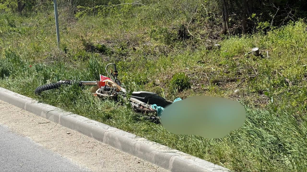 В Кировском районе мотоциклист врезался в столб и погиб Водитель 2002 года рождения не справился с управлением и наехал на бордюр. После чего мотоцикл опрокинулся и влетел в опору ЛЭП. «В результате ДТП водитель мотоцикла смертельно травмирован. На месте происшествия работали сотрудники Госавтоинспекции, обстоятельства произошедшего выясняются», – говорится в сообщении. Фото: Госавтоинспекция Крыма Крым 24