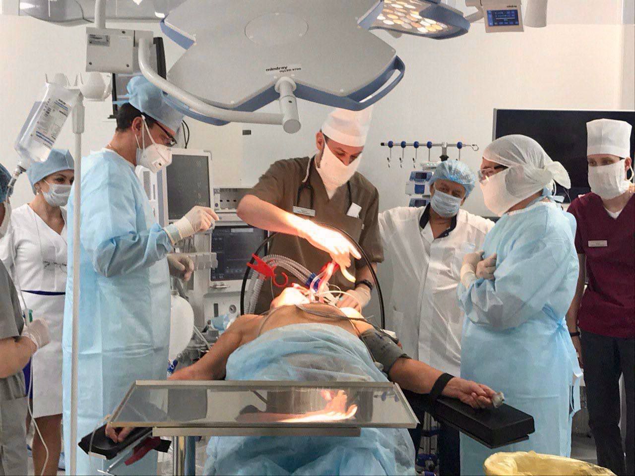 Почти 26 тысяч оренбуржцев получили высокотехнологичное лечение в 2025 году Получают ее как за пределами области благодаря маршрутизации пациентов и налаженному сотрудничеству региональных клиник и научных центров всей России так и в Оренбуржье В нашем регионе операции с применением высоких технологий проводят 13 медицинских организаций по 18 профилям на сердце и сосудах позвоночнике операции по замене суставов и пересадке почки при онкологических заболеваниях и по другим направлениям Наши оренбургские медики успешно работают в сфере челюстно лицевой хирургии неонатологии Помогают тем кому с первых минут нужна круглосуточная забота и самая передовая медицинская помощь малышам рожденным раньше срока с экстремально низкой массой тела Получила развитие и внутриутробная хирургия Важно что сегодня у оренбуржцев есть возможность получить высокотехнологичную медицинскую помощь бесплатно за счет средств федерального и областного бюджетов и ОМС Медицина в регионе не стоит на месте Закупается современное оборудование строятся новые помещения и создаются комфортные условия для работы докторов Оренбургские врачи постоянно повышают квалификацию перенимая опыт коллег и федеральных центров осваивая роботохирургию ультразвуковые технологии рентгенхирургические методы лечения и диагностики и другие передовые методики Присоединяйтесь к нам в MAX