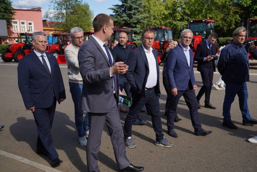 Губернатор Кузбасса Илья Середюк ознакомился с продукцией ведущих машиностроительных заводов Республики Беларусь В рамках рабочей поездки в Республику Беларусь губернатор Кузбасса Илья Середюк посетил ключевые машиностроительные предприятия страны, встретился с руководством Минского тракторного завода ОАО «МТЗ» , Минского автомобильного завода ОАО «МАЗ» и холдинга «АМКОДОР», а также ознакомился с их продукцией. «Многие образцы техники уже работают в Кузбассе. С коллегами из дружественной республики обсудили моменты, которые можно доработать. Договорились создать условия, при которых вся техника будет легко и доступно обслуживаться в Кузбассе. Для усиления совместной кооперации наладим обмен технологиями и компетенциями между машиностроительными предприятиями Кузбасса и Республики Беларусь», — отметил губернатор Кузбасса Илья Середюк.