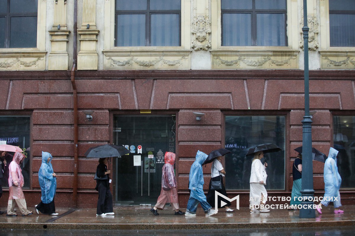 Сегодняшний день будет самым ненастным на этой неделе в Москве. В городе местами прошел дождь, а воздух прогрелся до +19 сообщила синоптик Татьяна Позднякова.    «Москва»
