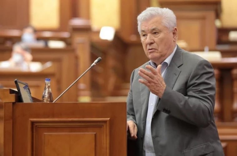 Глава ПКРМ Владимир Воронин отказался открывать первое заседание нового парламента Молдовы По традиции председателем назначают самого старшего по возрасту парламентария Воронин объяснил своё решение тем что состав парламента не отражает реальную волю молдавского народа Первое заседание откроет второй по старшинству депутат 72 летний дирижер Николае Ботгрос прошедший в депутаты по списку ПАС Лучше б занимался своим профессиональным делом и переживал за будущее внука едва не угодившего на тот свет