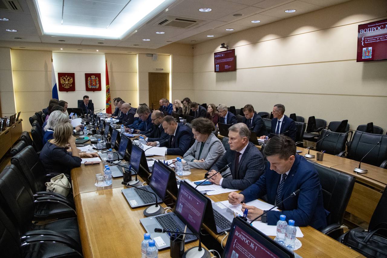 На заседании Правительства Красноярского края утвердили государственную программу Охрана окружающей среды Объем ее финансирования на 2026 2028 годы составит почти 10 млрд рублей По региональному проекту Чистый воздух нацпроекта Экологическое благополучие продолжится перевод домов частного сектора на альтернативные виды отопления К Красноярску и Минусинску в 2026 году присоединятся Ачинск и Лесосибирск Также планируется провести модернизацию котельных и крупных производств Для строительства модульных котельных в Ачинске теплового комплекса и теплосети в Лесосибирске начнется разработка проектной документации В 2026 году введут в эксплуатацию пост наблюдения за качеством атмосферного воздуха в Емельяновском округе в Красноярске до конца 2027 года модернизируют существующее оборудование на постах в микрорайонах Северный и Ветлужанка По проекту Экономика замкнутого цикла в 2028 году запланирован ввод в эксплуатацию современных комплексов по утилизации и переработке отходов в Лесосибирске Норильске Минусинске Богучанах Канске и Назарове Для наведения порядка с ТКО в регионе планируется значительно увеличить количество новых контейнеров и оборудованных мест накопления В 2026 году для муниципальных образований приобретут не менее 2500 новых контейнеров и обустроят не менее 1100 площадок 10 несанкционированных свалок и один объект накопленного вреда окружающей среде ликвидируют в крае уже в следующем году нацпроектырф ЭкологическоеБлагополучие ЧистыйВоздух ЭкономикаЗамкнутогоЦикла