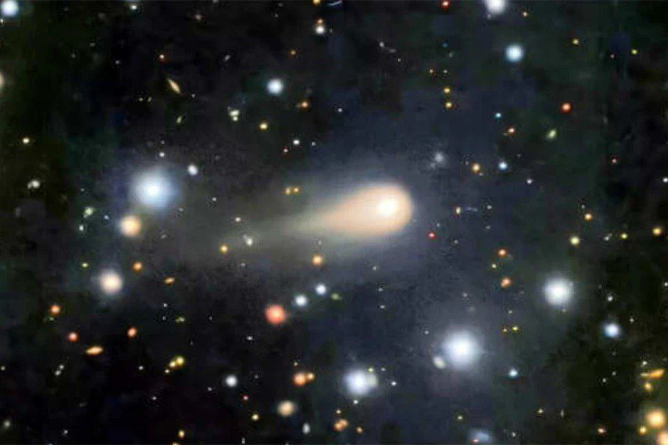 Объект 3I ATLAS Инопланетный корабль или нет Межзвёздный объект 3I ATLAS который ряд астрономов рассматривают как потенциальный инопланетный корабль начал заметно тускнеть Об этом сообщила лаборатория солнечной астрономии Института космических исследований РАН На данный момент яркость объекта составляет примерно 63 от того уровня который был зафиксирован шесть дней назад За этот период расстояние между Землёй и 3I ATLAS сократилось на 10 миллионов километров Основная причина снижения яркости заключается в том что объект продолжает отдаляться от Солнца что приводит к уменьшению освещённости Что же представляет собой этот объект На этот вопрос пока нет однозначного ответа За короткий период наблюдений объект изменил траекторию ускорился потерял 13 массы и стал значительно тусклее Некоторые учёные продолжают утверждать что это может быть инопланетный звездолёт маскирующийся под комету в светящемся облаке Наиболее близким к Земле 3I ATLAS окажется 19 декабря Возможно именно тогда удастся выяснить его истинную природу Russia News Подпишись