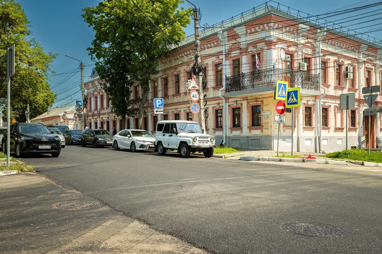 В Курске на Горького уложили 1,3 км асфальта Ремонт автомобильных дорог в областном центре продолжается: на улице Горького подрядчик снял старое покрытие проезжей части и уложил новое в два слоя. Длина участка составила 1,3 километра. Как сообщили в пресс-службе мэрии, аналогичные работы проводятся и на улице Кольцова. В этом году восстановят ещё 25 дорог. Всего в планах ремонт 51 дорожного участка протяженностью более 27,3 километра за счёт областной субсидии. На улицах 1-й и 2-й Прогонной, Диасамидзе и внутриквартальной дороге к домам на улице Энгельса ремонт уже завершился. Общая протяженность объектов — более 3,3 километра. Фото: Рина Горлова.