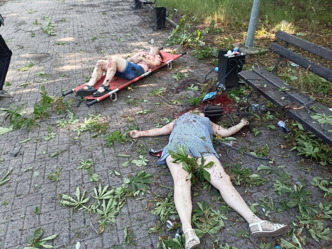 18+ Последствия обстрела парка в Селидово, в результате которого есть погибшие Подписаться