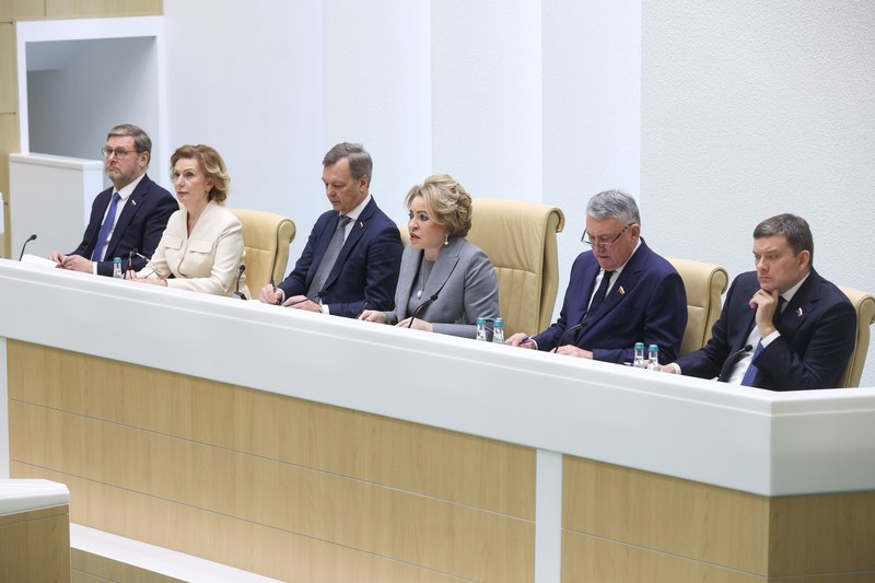 Одобрены изменения в Налоговый кодекс РФ Волонтеры работающие в зоне специальной военной операции освобождаются от уплаты госпошлины за выдачу паспорта и водительского удостоверения Аналогичная льгота уже действует для участников СВО Также закон освобождает ветеранов и участников СВО от уплаты пошлины при обращении в суд по вопросу оспаривания решений органов власти и должностных лиц Кроме этого религиозные организации освобождаются от пошлины за регистрацию прав на недвижимое имущество передаваемое им в соответствии с законом