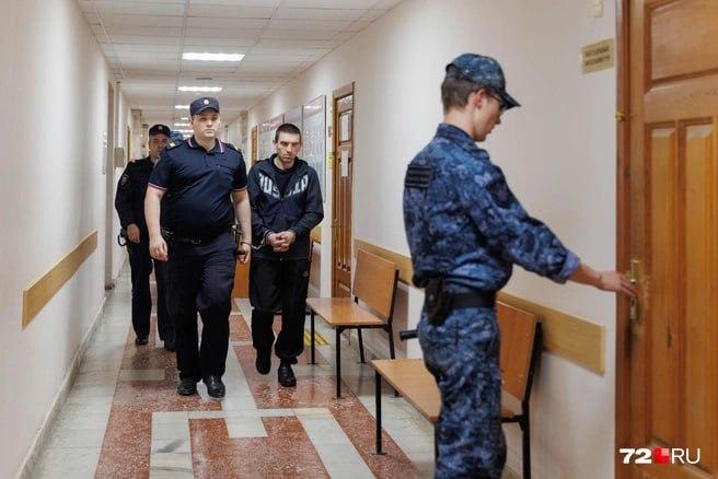 «Герой СВО» из Тюменской области зарезал жену в брачную ночь. После приговора он попросился обратно на войну Екатеринбургский военный суд приговорил участника войны в Украине Алексея Марчукова к 12,5 годам строгого режима за убийство жены. Психопат зарезал женщину ножом в ночь после регистрации брака. Причиной стала ревность, усугублённая алкоголем. Проще говоря, зарезал по синьке. Женщина умерла от потери крови. По словам сына убитой, Марчуков ранее избивал мать, а на войну попал, чтобы избежать тюрьмы. Теперь, уже осуждённый за убийство, он заявил в суде, что после освобождения хочет вернуться на фронт. Наш скоростной VPN