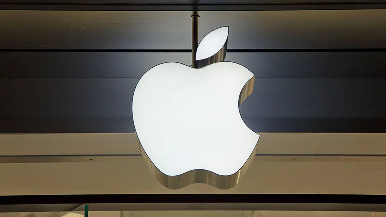Apple отчиталась за второй финансовый квартал 2025 года У Apple всё хорошо: чистая прибыль и выручка растёт. Также растут продажи почти всех категорий продуктов. Неожиданно большой рост показали iPad — 15,2%. Также стабильно продолжают расти сервисы — выручка в этой категории достигла исторического максимума. Остальные категории показали умеренный рост. Просели на этот раз только «носимые устройства, дом и аксессуары». Общие показатели: • Выручка: $95,4 млрд +5,1% по сравнению с аналогичным периодом прошлого года • Чистая прибыль: $24,8 млрд +5,1% Выручка по категориям продуктов: • iPhone: $46,8 млрд +1,9% • Mac: $7,9 млрд +6,7% • iPad: $6,4 млрд +15,2% • Носимые устройства, дом и аксессуары: $7,5 млрд –4,9% • Сервисы: $26,6 млрд +11,6%