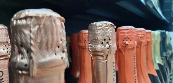 На Дальнем Востоке планируют ограничить продажу алкоголя и сигарет Антиалкогольные меры войдут в Стратегию демографической политики Дальнего Востока до 2030 года и на перспективу до 2036 года Согласно документу в дальневосточных регионах планируется внедрить комплекс мер по снижению потребления алкоголя включая ограничения доступности его розничной продажи Речь идет о контроле количества и расположения торговых точек с учетом их близости к жилым домам и социальным объектам а также о регламентации времени и условий торговли РБК Восток в Telegram и MAX