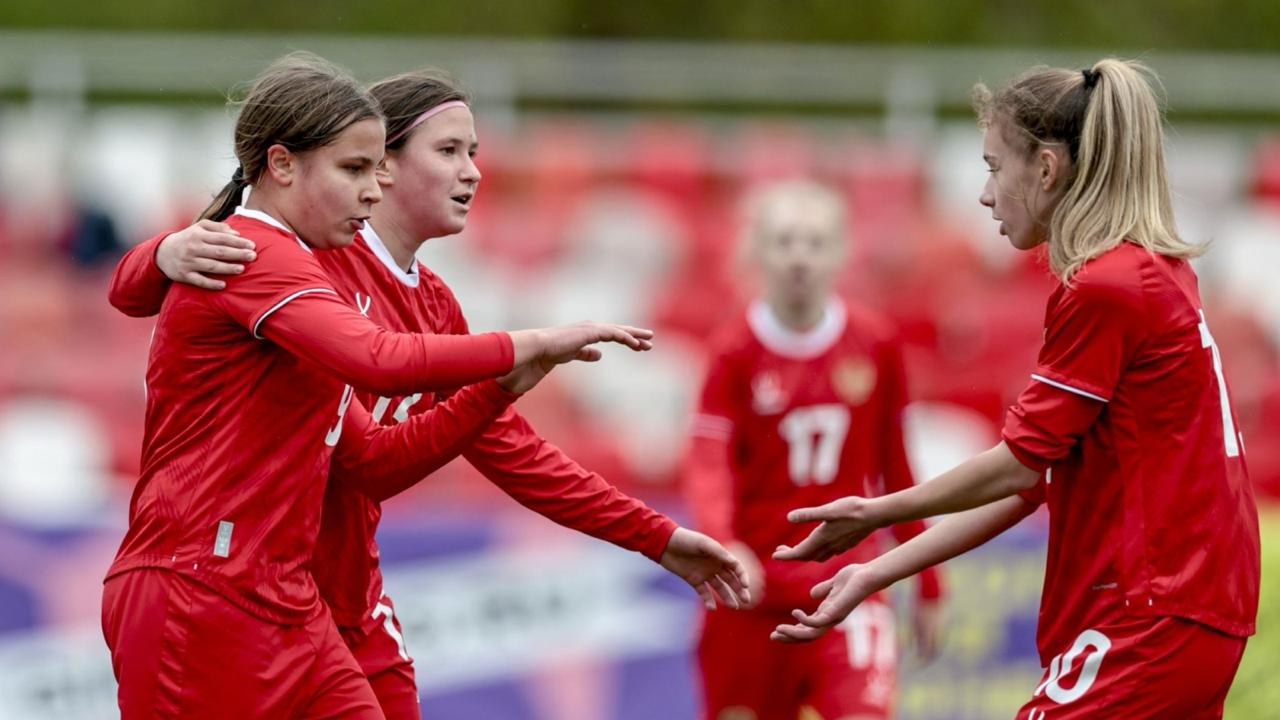 Женская юниорская сборная России U15 сыграет с Сербией Черногорией и Беларусью Команда девушек примет участие в турнире Развития УЕФА в Сербии Соревнования пройдут с 21 по 26 сентября в Стара Пазове В этом году в турнире примут участие сборные России Беларуси Сербии и Черногории они сыграют между собой в один круг Для нового созыва сборной России это первый международный турнир Матчи пройдут в Спортивном центре ФСС и будут транслироваться в прямом эфире Сборная России провела подготовку к турниру на стадионе Строитель в подмосковном Селятине Сегодня команда отправилась в Сербию В заявку на турнир вошли 20 игроков Вратари Василиса Кринько Чертаново Александра Сухарева Мастер Сатурн Защитницы Александра Ковалева Дарья Минеева Дарья Полулях Ника Бураева все Чертаново Москва Вероника Одегова Ширыбанова Елена Салехова обе Динамо Москва Дали Хашагульгова Ксения Корнилова обе ЦСКА Москва Арсения Скачкова Нижний Новгород Полузащитницы Полина Акопян Зенит Санкт Петербург Татьяна Кукаева Мастер Сатурн Егорьевск Ксения Морозова Спартак Москва Нурия Нургишиева Краснодар Полина Речкунова Динамо Москва Екатерина Якупова Чертаново Москва Нападающие Василиса Блищенко Чертаново Москва Ксения Кондратьева Звезда Пермский край Анастасия Синеокова Факел Воронеж nedetskiyfootball