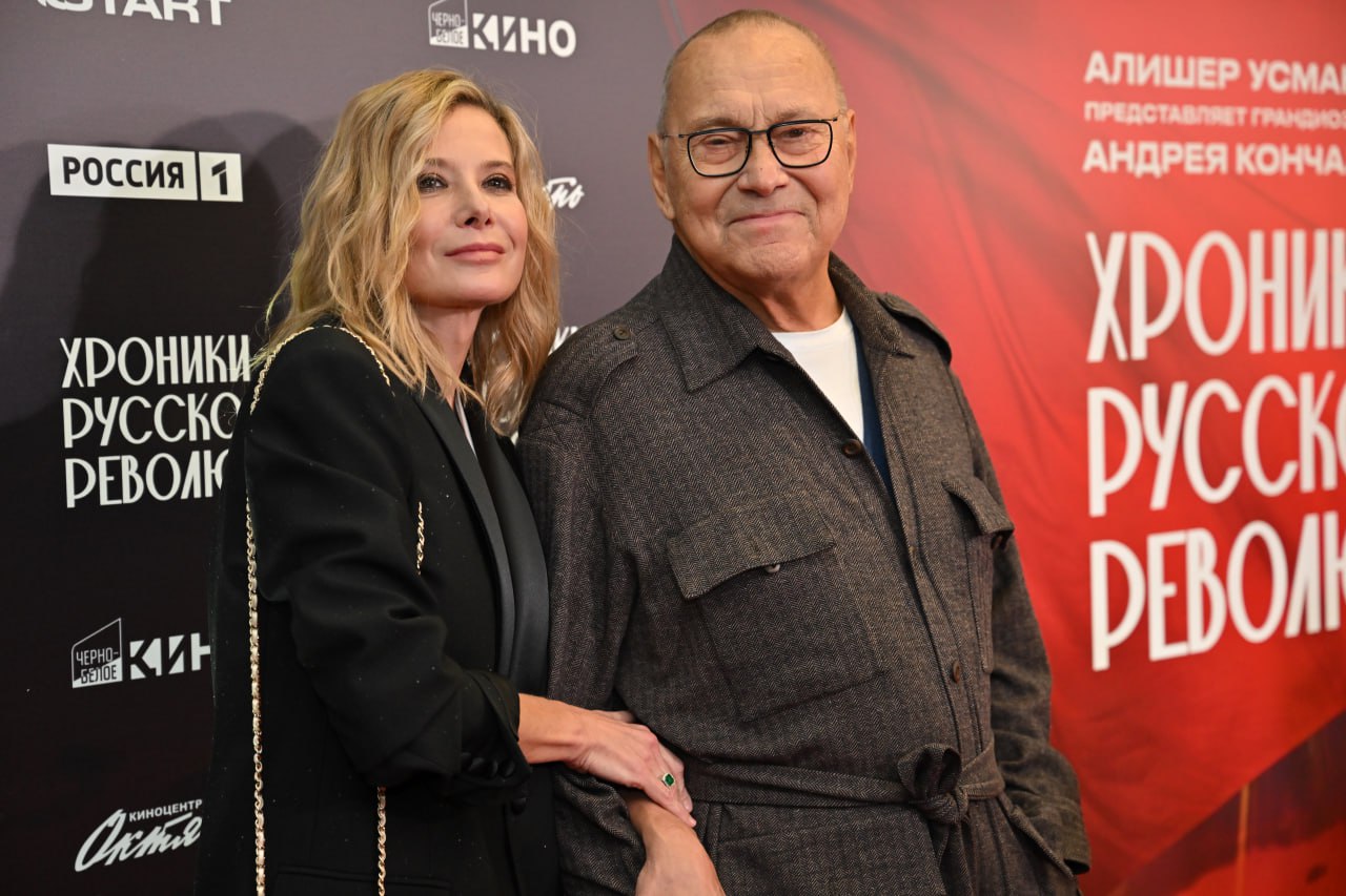 Юлия Высоцкая впервые рассказала о состоянии дочери Марии которая 12 лет остаётся в коме В интервью Лауре Джугелии на Rutube актриса призналась что их семья продолжает бороться каждый день Она сказала что другого пути для них просто нет пусть маленькими шагами но нужно двигаться вперёд и они будут делать это до самого конца Высоцкая также поблагодарила всех кто поддерживает их семью и отметила что рядом с ними постоянно работают врачи предлагая новые способы помощи дочери Фото Иван Макеев