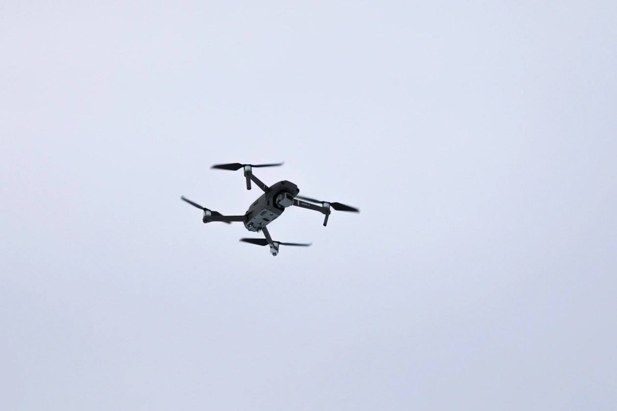 Штрафы до 500 тысяч рублей за съёмку БПЛА ввели на Ставрополье Также административная ответственность грозит тем кто запечатлит на фото или видео средства ПВО военные или другие критически важные объекты Запрет также распространяется на умышленное распространение таких материалов в СМИ и интернете сообщает пресс служба регионального парламента Сумма штрафов 1 000 3 000 руб для граждан 10 000 30 000 руб для должностных лиц 100 000 300 000 руб для юридических лиц При повторном нарушении суммы вырастут до 5000 руб для граждан до 50 000 руб для должностных лиц до 500 000 руб для организаций Сообщает stavropol media