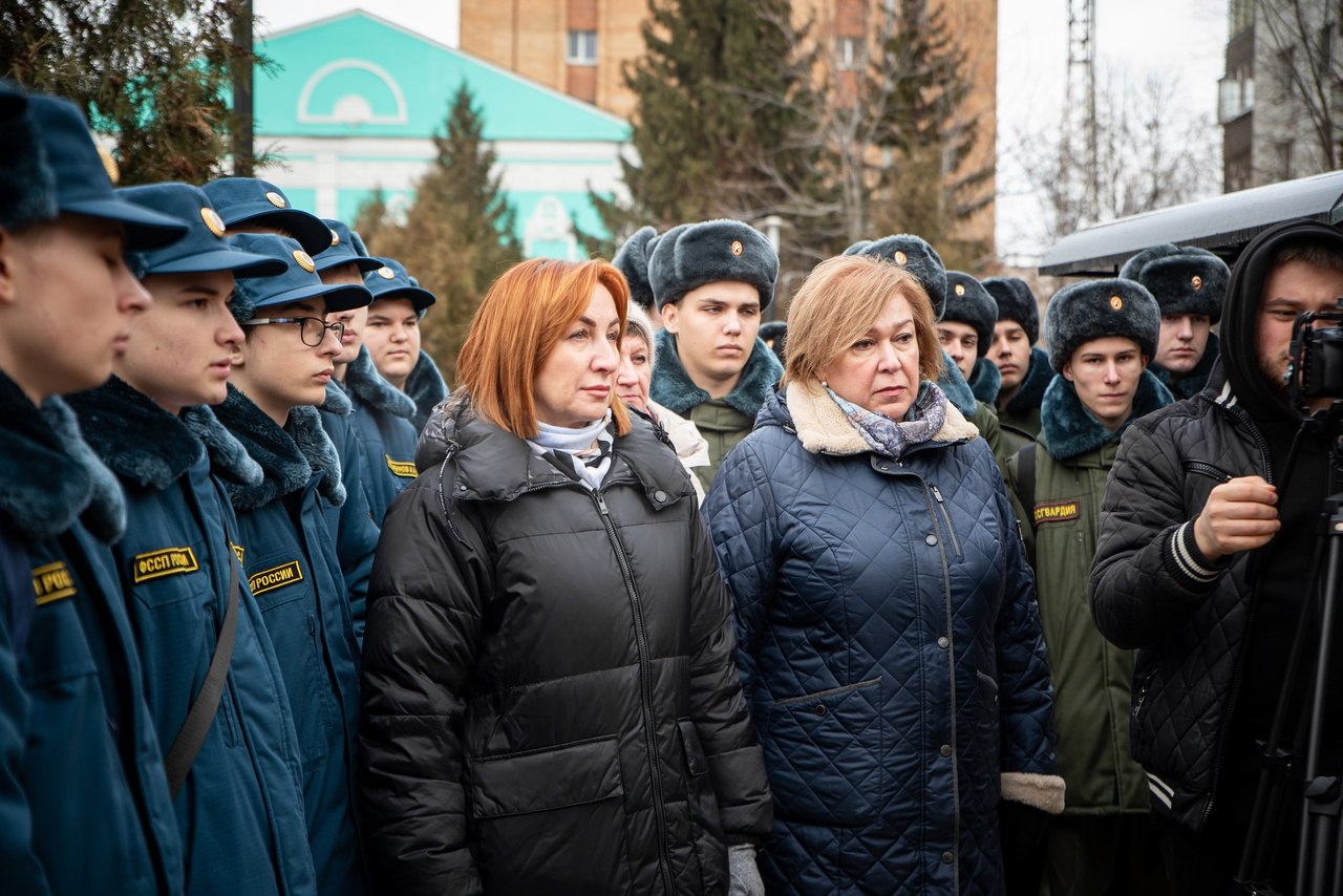 В сквере возле библиотеки имени Н.Н. Асеева открылась выставка «Освободители города Курска»  Экспозиция подчеркивает важность исторической памяти о событиях, происходивших на нашей земле во время Великой Отечественной войны. Курская битва стала одной из ключевых страниц в истории войны, символизируя решимость и стойкость советского народа. О подвиге героев мы помним до сих пор.  Выставку посетили заместитель председателя КГС Елена Беседина, председатель городского Совета ветеранов Иван Малков, председатель комитета культуры и туризма Ирина Мазаева, школьники, студенты и другие неравнодушные куряне.   — Выставка показывает курянам тематику второго дня рождения города, потому что за 15 месяцев оккупации Курск был разрушен на 98% его инфраструктуры, но 8 февраля 1943 года – полностью освобожден, — подчеркнул Иван Малков.   Фото: Рина Горлова.  0+