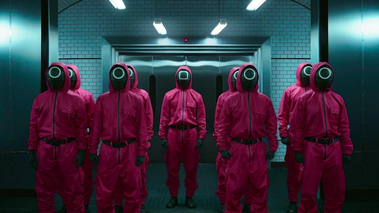 В Северной Корее школьников казнили за просмотр Игры в кальмара рассказали беженцы из КНДР Законы страны запрещают южнокорейский контент и предусматривают от 5 до 10 лет принудительных работ за его хранение а за распространение смертную казнь Правда к подобным новостям из Северной Кореи не стоит относится в серьез