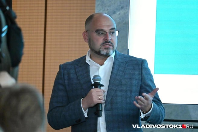 Выделенная полоса на Некрасовском путепроводе появится вновь только после выполнения трёх условий запуска дороги дублера от школы 38 до Кунгасного поступления 40 новых автобусов и полноценной работы выделенки в историческом центре города Такое заявление сделал глава Владивостока Константин Шестаков в интервью ИА PrimaMedia подводя итоги 2025 года В конце октября прошлого года выделенная полоса на Некрасовском путепроводе вызвала резкую критику автомобилистов дорожная обстановка ухудшилась дисциплина водителей общественного транспорта и личных автомобилей оставила желать лучшего а петиция за отмену выделенки собрала 15 тысяч подписей В ночь на 11 ноября разметку полосы закрасили а после встречи губернатора Приморья Олега Кожемяко с Константином Шестаковым было объявлено о временной приостановке новых выделенных полос до комплексного обновления инфраструктуры Да это может быть непопулярным мнением среди автомобилистов но я убежден что выделенная полоса для Владивостока это безусловный выход Скорость движения на общественном транспорте выросла в два раза а время в пути сократилось вдвое Кто не поленился и проехал из точки А в точку Б убедился на личном автомобиле 40 минут на общественном 20 подчеркнул мэр Глава Владивостока отметил системный подход администрации к организации движения в городе По его словам полный маршрут выделенной полосы пройдёт от Парка Победы вдоль улиц Постышева Фирсова проспекта 100 летия Владивостока мимо 38 й школы путепровода улицы Гоголя подъем на кольцо Инструментального завода с перерывом на двухполосном участке и далее через переулок Павленко обратно Важным элементом станет установка комплекса видеофиксации на историческом участке города от переулка Павленко до Алеутской Светланской и Океанского проспекта для контроля соблюдения правил и дисциплины на полосах Это петля условно исторического центра Там камера на полосу точно должна быть Нужна дисциплина подчеркнул мэр напомнив что горожане сами вынудили власти установить делиниаторы на съезде с Фонтанной через Океанский проспект это было сделано чтобы остановить движение автомобилей в сторону Алеутской которое ранее запретили Шестаков сделал акцент на том что альтернатива выделенке фантастические развязки может быть реализована только в будущем тогда как задачи городского транспорта нужно решать здесь и сейчас Подписаться в Telegram новость  Подписаться в MAX