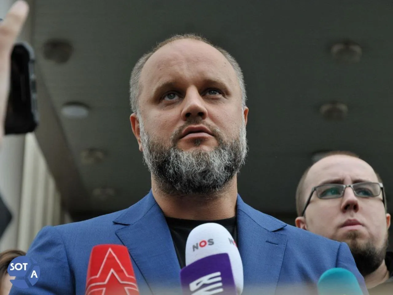 Суд оправдал бывшего народного губернатора ДНР Павла Губарева по делу о постах об Апти Алаудинове и спецназе Ахмат Таганский суд Москвы прекратил дело о дискредитации армии в отношении Павла Губарева не найдя состава правонарушения передает наш корреспондент в суде Сам Губарев в суд не явился На прошлом слушании адвокат Даниил Берман просил перенести рассмотрение дела по месту жительства Губарева в Ростов на Дону но судья в этом отказала Генерал Апти Алаудинов в своем иске обвинил Губарева в том что тот в своих постах дискредитирует ВС РФ и спецназ Ахмат обвиняя бойцов подразделения в трусости и отказе выполнять приказы командования Кроме того Алаудинов вменяет Губареву личные оскорбления называет козлом отпущения и обвиняет в коррупции распиле металлургических предприятий в ЛДНР Адвокат Берман заявил что в деле нет состава правонарушения а автор протокола сам запутался в своих аргументах в семи представленных постах нет ни слова о ВС РФ Эксперты также не нашли в постах Губарева негативных призывов в отношении Росгвардии и спецназа Ахмат Адвокат Берман попросил прекратить дело Фото архив SOTAvision Подпишитесь на SOTAvision новости из России без цензуры и пропаганды